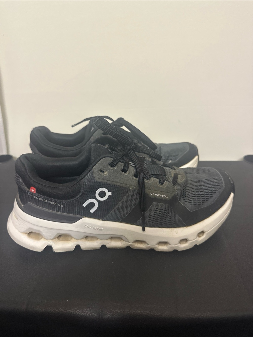 On Running On Clouds Womens Athletic Shoes - Black & White Size 7